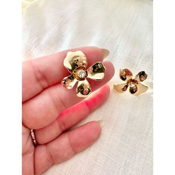 Petite gold shiny flower stud earrings - Picture 3 of 3